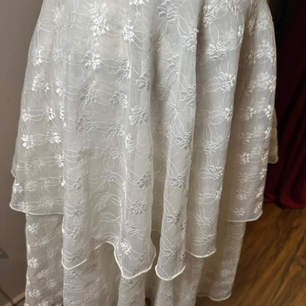 1980's to 1990's era Vintage Made in Canada White lace dress with floral - Picture 2 of 7